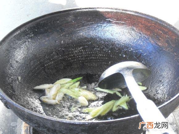 青椒素炒杏鲍菇,杏鲍菇能直接炒吗？