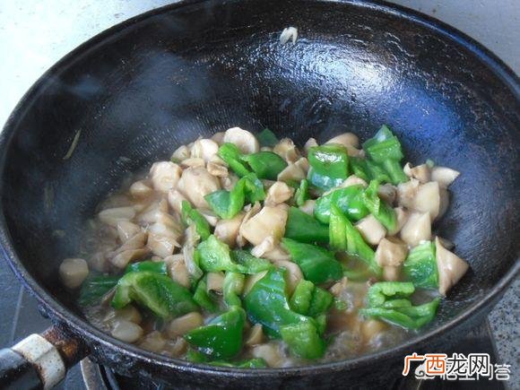 青椒素炒杏鲍菇,杏鲍菇能直接炒吗？