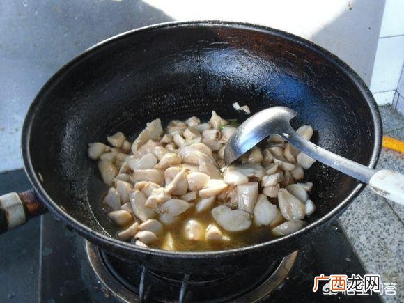 青椒素炒杏鲍菇,杏鲍菇能直接炒吗？