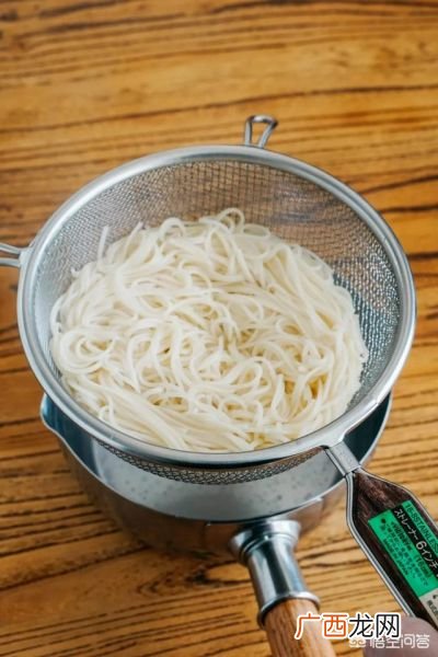 重庆小面之葱油拌面怎么做才好吃,如何做一碗完美的葱油拌面?