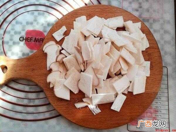 金华火腿60克、香菇1个,香菇5朵、红萝卜一小段、蒜米4瓣、 金华火腿怎么做好吃家常菜