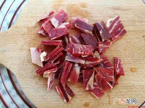 金华火腿60克、香菇1个,香菇5朵、红萝卜一小段、蒜米4瓣、 金华火腿怎么做好吃家常菜