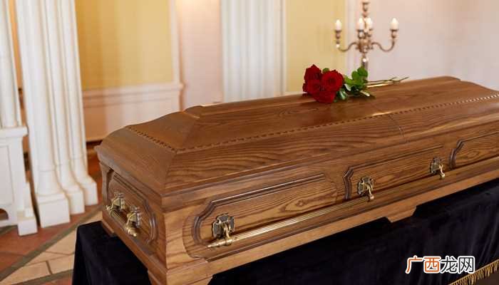 梦见已死的人在立旗杆是什么意思