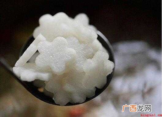 鸭冼净剁成块,放进姜水锅中绰水除掉鸭腥味儿 炖鸭肉怎么炖好吃