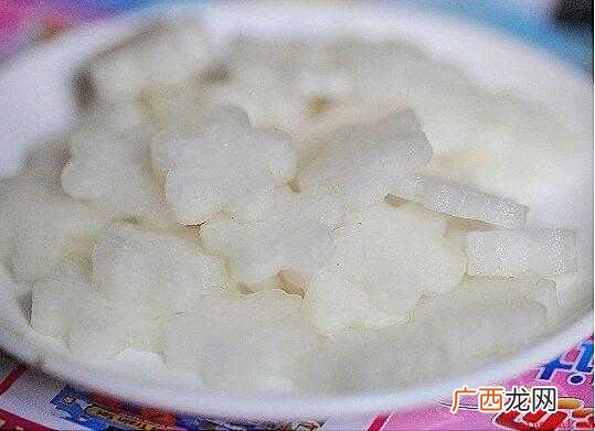 鸭冼净剁成块,放进姜水锅中绰水除掉鸭腥味儿 炖鸭肉怎么炖好吃