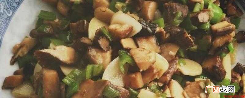 鸡枞菌,青椒,蒜,盐,油。 鸡纵菌怎么炒做好吃