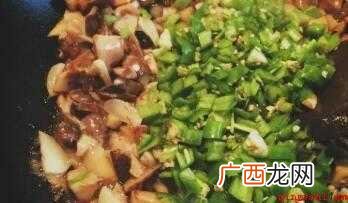 鸡枞菌,青椒,蒜,盐,油。 鸡纵菌怎么炒做好吃