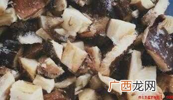 鸡枞菌,青椒,蒜,盐,油。 鸡纵菌怎么炒做好吃