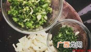 鸡枞菌,青椒,蒜,盐,油。 鸡纵菌怎么炒做好吃