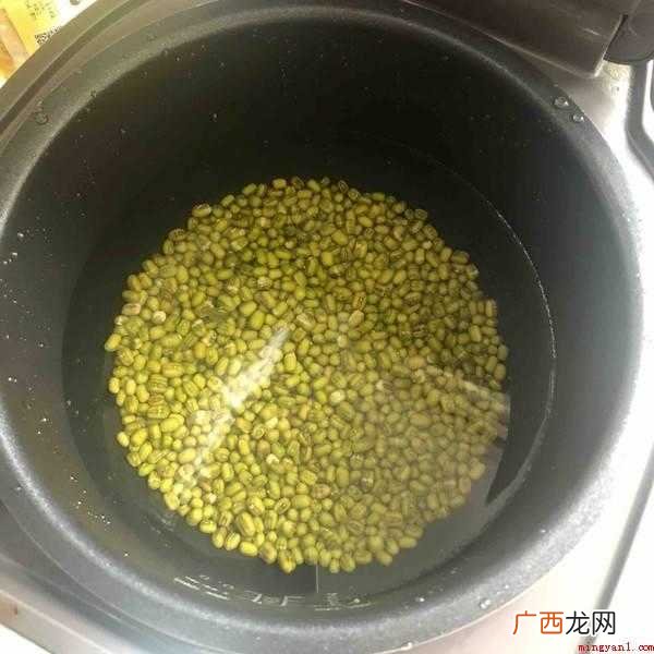 煮绿豆粥绿豆要泡,能让绿豆变松,迅速煮透 做绿豆汤绿豆要泡吗