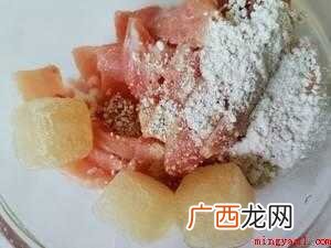 里脊1斤、米酒家庭用喝汤勺4勺、鸡精小量、淀粉适当、水适量、 肉怎么滑炒