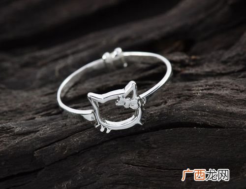 纯银为什么会变黑,为什么银放一段时间会变黑？