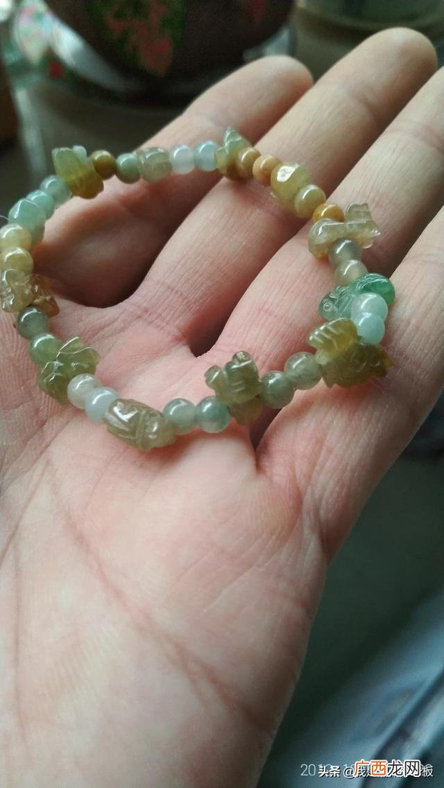 年轻人如何选玉镯,年轻人适合什么颜色的翡翠手镯？