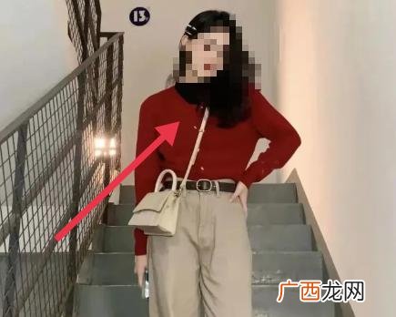 棕色裤子配什么颜色上衣,褐色裤子配什么颜色的上衣？