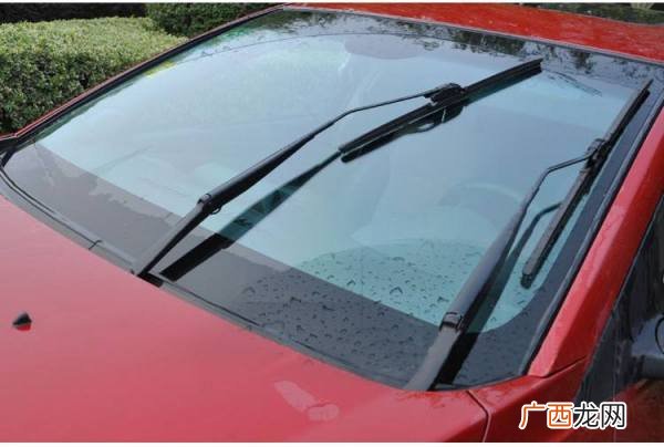 雨刮器怎么喷水,汽车雨刮器怎么喷水?