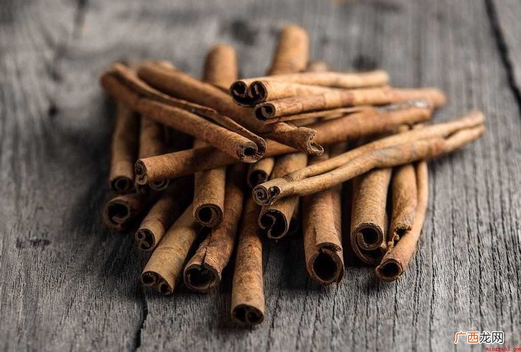 肉桂是樟科,樟属中等大乔木,树皮灰褐色。 肉桂是什么