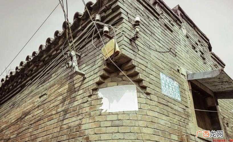 拐弯抹角,汉语成语,拼音为guǎi wn m jiǎo 拐弯抹角是什么意思