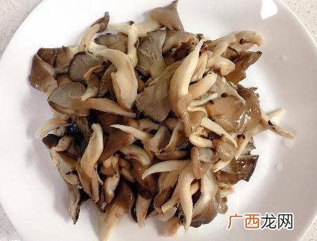 蘑菇需要焯水吗,蘑菇焯水冷水下锅还是热水下锅？