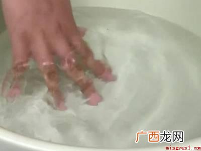 衣服清洗注意事项_新闻中心 怎样去除衣服上的油渍痕迹