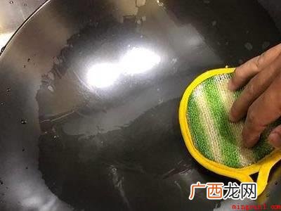 铁锅清洗干净后控干水分怎么办 新大勺怎样开锅
