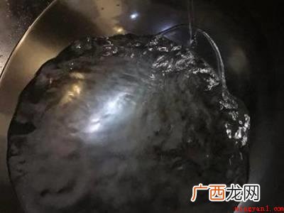 铁锅清洗干净后控干水分怎么办 新大勺怎样开锅
