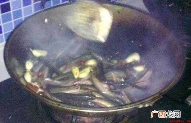 如何制作一盘美味的秘制小泥鳅 秘制小泥鳅怎样做