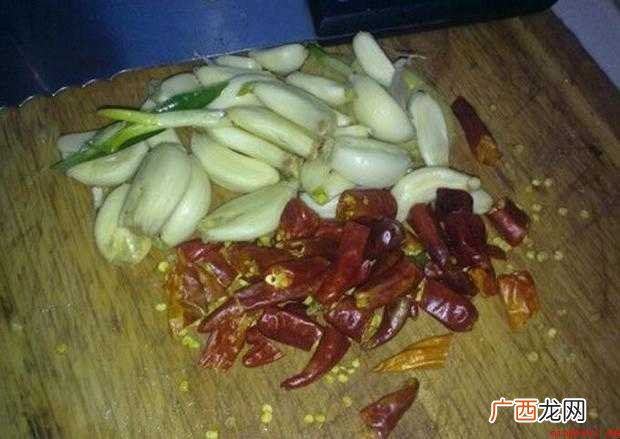 如何制作一盘美味的秘制小泥鳅 秘制小泥鳅怎样做