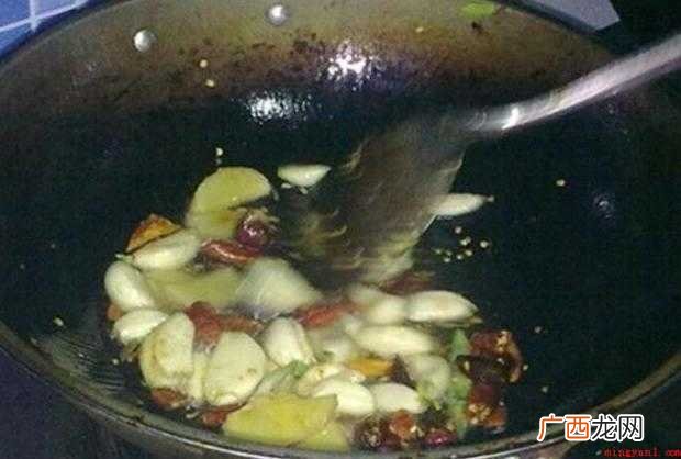 如何制作一盘美味的秘制小泥鳅 秘制小泥鳅怎样做