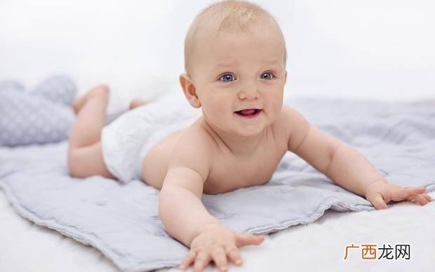 新生儿多久会抬头,新生儿几周可以抬头？