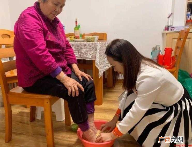 给妈妈洗脚的作文怎么写