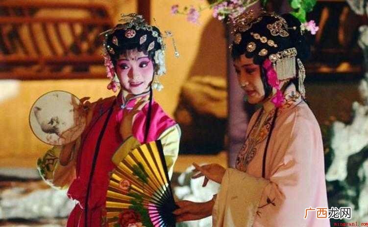 浅吟低唱是什么意思 怎么造句子 低吟浅唱是什么意思