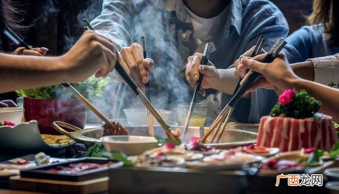 梦见自己和一群人聚餐的心理学建议 梦见自己和一群人聚餐是什么意思