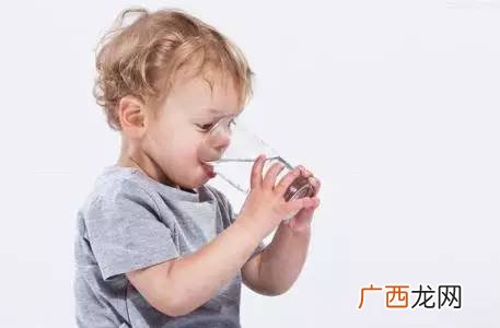 一天喝多少水会水中毒,问人均每日饮用水多少？