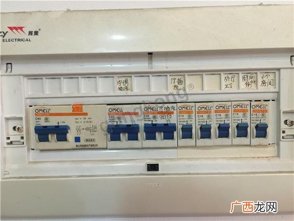家里老是跳闸怎么回事,电闸，老是自动跳闸，但是，我把其他小开关，关闭以后就不跳了，这是，怎么回事，求电工大神给我指点一下？