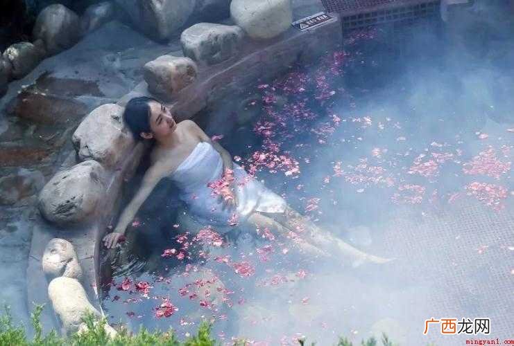 泡温泉穿什么 感兴趣的网民 泡温泉穿什么