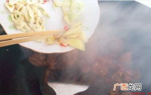 黄焖鸡米饭怎样做