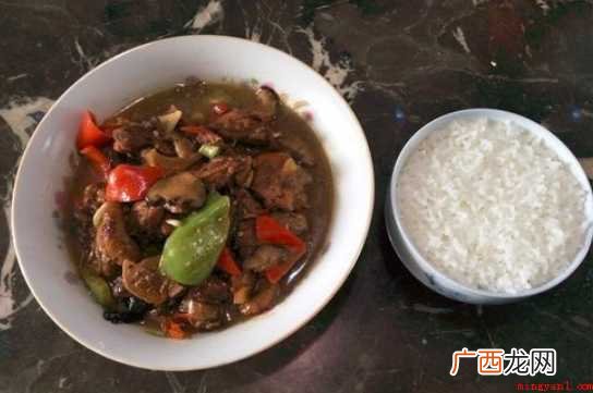 黄焖鸡米饭怎样做