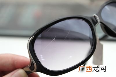 眼镜有划痕怎么修复,眼镜上有很多划痕怎么办？