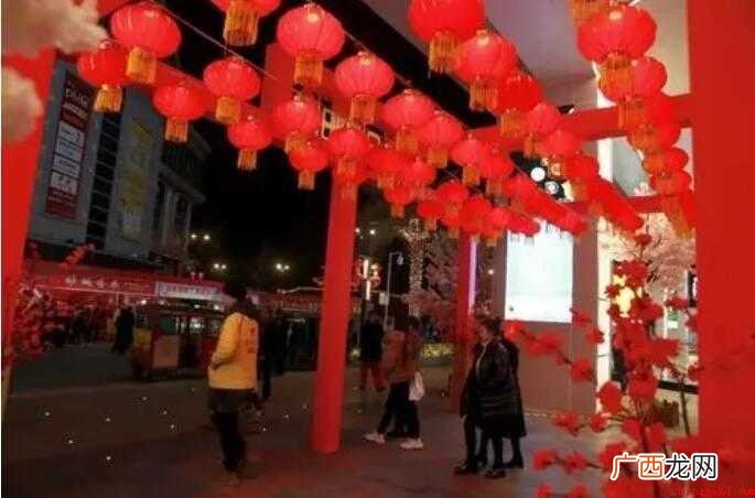 桃花开了,火红火红的,向天上的霞光一样 火红火红的造句有哪些