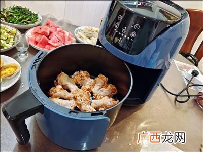 空气炸锅需要放油吗,空气炸锅里面什么都不用放吗？