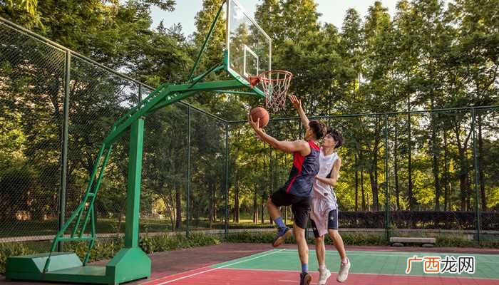 梦见篮球场很多人打球是什么意思