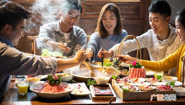 梦见家里做事来客是什么意思