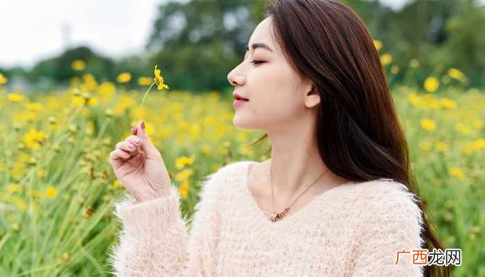 梦见年轻女的跟着我是什么意思
