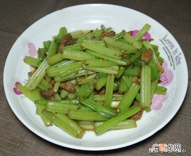 芹菜要焯水吗,西芹的家常做法用焯水吗？