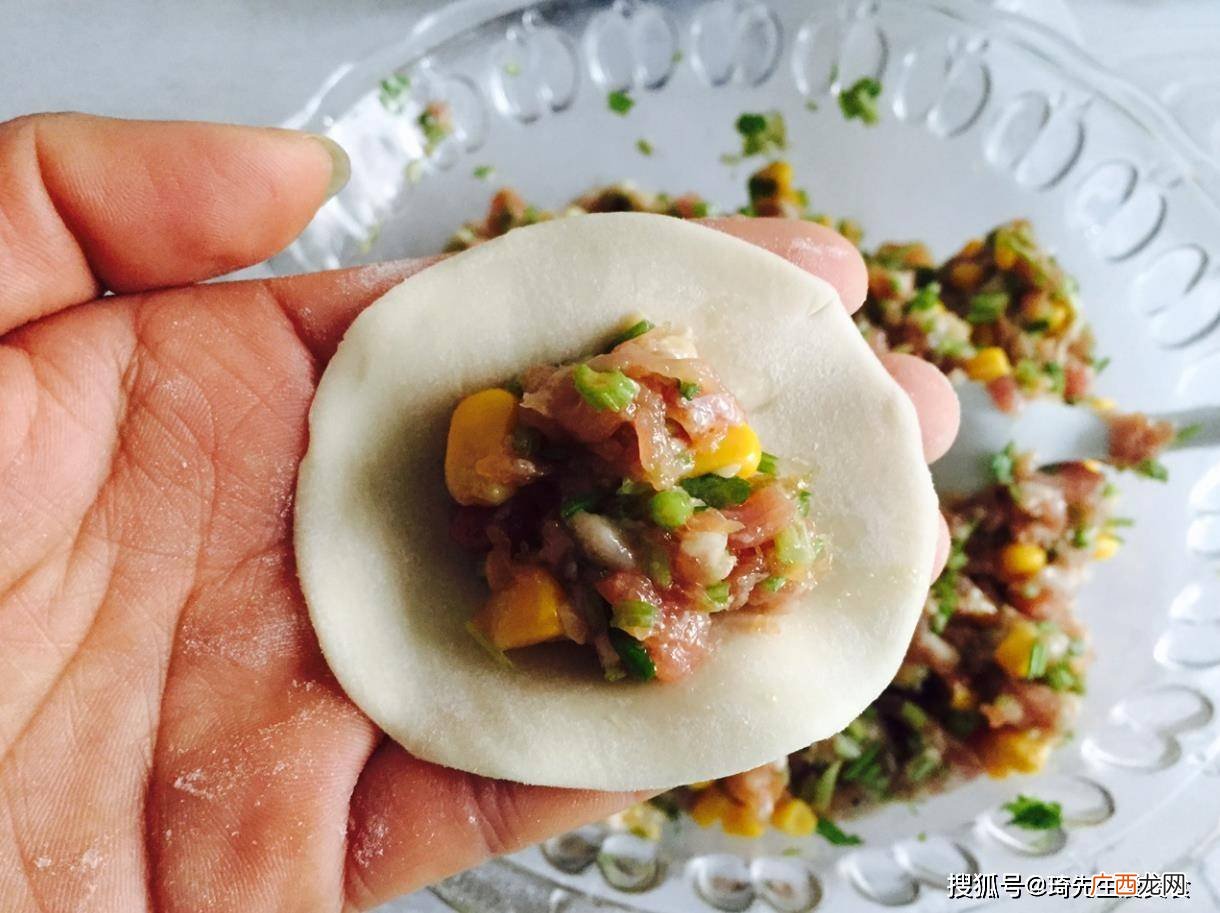 玉米饺子馅怎么调好吃,玉米馅水饺的做法？