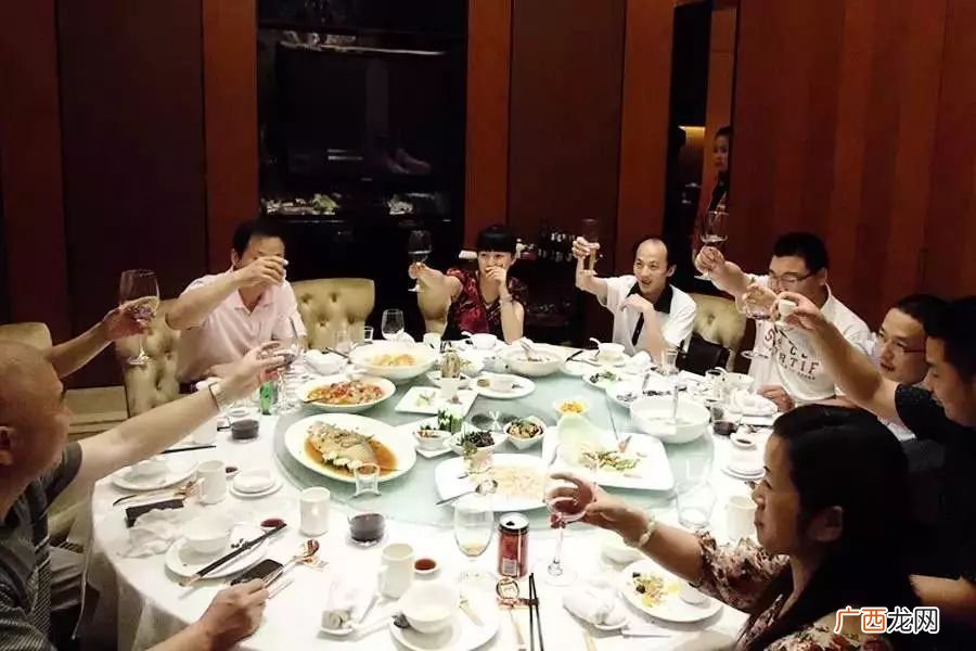 酒桌上敬酒时怎么说话,敬茶敬酒的正确方法？