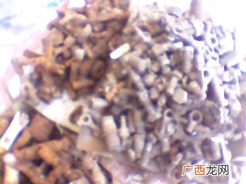 螺丝断了半截在孔里怎么取出,马桶盖螺丝断了半截在孔里？