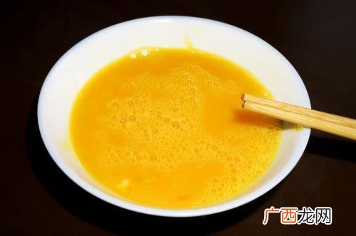 鸡蛋液是指什么,为什么鸡蛋液是黄色的？