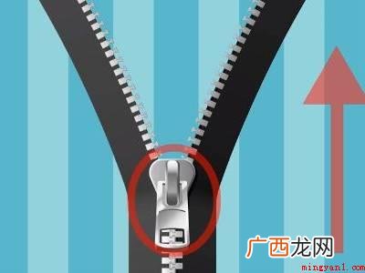 打火机烧掉脱落的布面,防止脱落,将拉链放在桌面上 行李箱拉链掉了怎么装回去