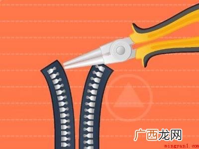 打火机烧掉脱落的布面,防止脱落,将拉链放在桌面上 行李箱拉链掉了怎么装回去